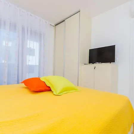 Linda * Τρογκίρ