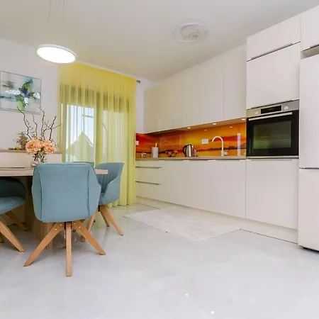 Linda * Τρογκίρ